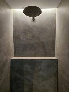 una luz en una pared en una habitación en Villa privada de lujo Can Riera, en Pujals dels Cavallers