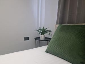 מיטה או מיטות בחדר ב-Beautiful and Spacious 2-Bed Apartment: Home Away From Home