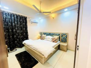 um quarto com uma cama e uma janela em Airport Bliss Apartment+Balcony & Netflix + Prime em Jaipur