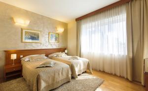 Postel nebo postele na pokoji v ubytování Royal Suites