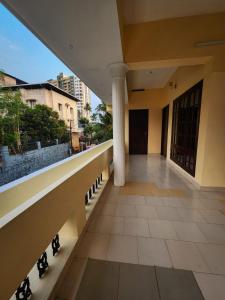 - une vue depuis le balcon d'un bâtiment dans l'établissement Urban Haven Short Stays, à Trivandrum