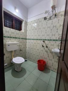 La salle de bains est pourvue de toilettes et d'un lavabo. dans l'établissement Urban Haven Short Stays, à Trivandrum