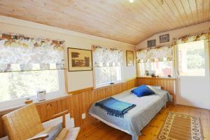 um quarto com uma cama num quarto com janelas em Cozy cottage with 10 beds near Landvetter em Landvetter