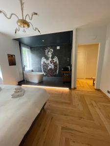 Postel nebo postele na pokoji v ubytování The Lion's Den BnB