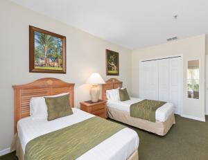 une chambre d'hôtel avec deux lits et une fenêtre dans l'établissement Lely Greenlinks Top Floor - on Golf Course, Minutes from Beaches, Downtown!, à Naples 11 autres photos