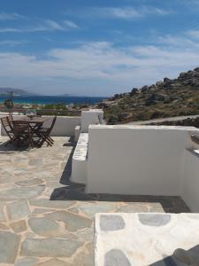 un banc blanc installé au-dessus d'une terrasse en pierre dans l'établissement Panoramic View, à Ágios Prokópios