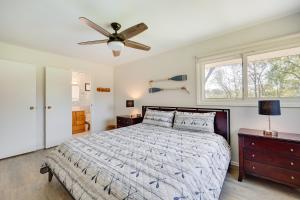 - une chambre avec un lit et un ventilateur de plafond dans l'établissement The View - Waterfront Lake Anna Home with Dock!, à Bumpass