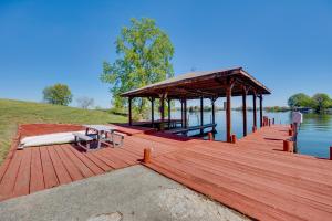 - un quai en bois avec une table de pique-nique sur l'eau dans l'établissement The View - Waterfront Lake Anna Home with Dock!, à Bumpass