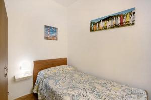 a small bedroom with a bed and two pictures on the wall at Las Arenas Medio in La Mareta