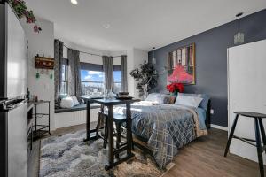 比肯Beacon Hotel的一间卧室，里面有一张床、一张桌子和一扇窗户