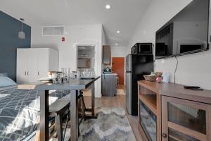 um quarto com uma cozinha com uma mesa e um frigorífico em Beacon Hotel em Beacon