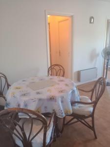 une pièce avec une table et des chaises et une table et une porte dans l'établissement Mer et Soleil, à Saint-Raphaël