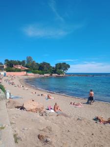 un groupe de personnes allongées sur une plage dans l'établissement Mer et Soleil, à Saint-Raphaël