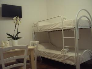 เตียงสองชั้นในห้องที่ DEPANDANCE CON PISCINA IN VILLA VICINO PORTO CESAREO