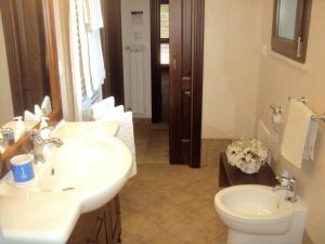 a bathroom with a sink and a toilet at DEPANDANCE CON PISCINA IN VILLA VICINO PORTO CESAREO in Copertino
