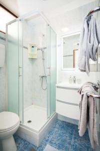 e bagno con doccia, servizi igienici e lavandino. di Villa Matohanca a Rovigno (Rovinj)