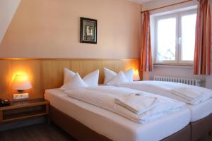 Postel nebo postele na pokoji v ubytování Hotel Bellevue