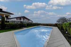 uma piscina no quintal de uma casa em Caesar Sirmione Luxury Apartment D8 em Sirmione