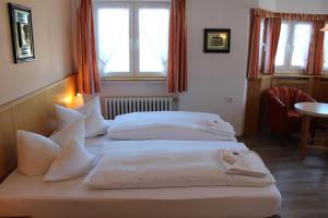 Postel nebo postele na pokoji v ubytování Hotel Bellevue