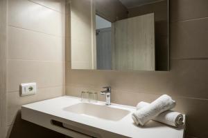 Łazienka w obiekcie Apartamentos El Moro