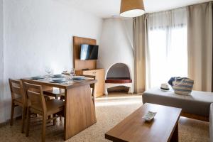 Telewizja i/lub zestaw kina domowego w obiekcie Apartamentos El Moro
