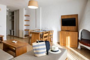 Telewizja i/lub zestaw kina domowego w obiekcie Apartamentos El Moro
