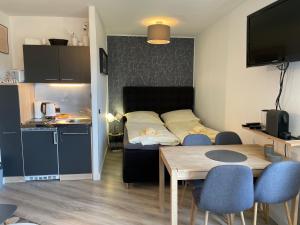 ein kleines Apartment mit einem Bett, einem Tisch und Stühlen in der Unterkunft Apartment Pistenräuber in Winterberg
