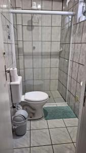 uma casa de banho com um WC e um chuveiro em Hospedagem Camisa 10 em Santos