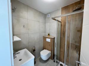 Ένα μπάνιο στο Apartments Nino +32 φωτογραφίες