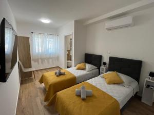 Ένα ή περισσότερα κρεβάτια σε δωμάτιο στο Apartments Nino