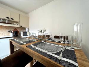 una mesa de comedor con un plato encima en Vaugirard - 4 pers Terrasse, en Montereau-Fault-Yonne
