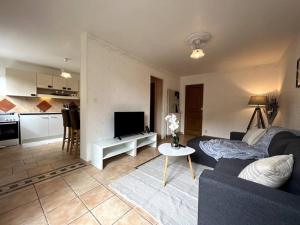 sala de estar con sofá y mesa en Vaugirard - 4 pers Terrasse, en Montereau-Fault-Yonne