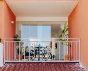 balcón con mesa y sillas en Maison Lorelle Sorrento en Sorrento