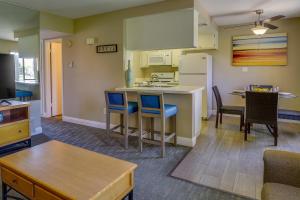 Kuchyň nebo kuchyňský kout v ubytování 2 Mi to Coachella and Stagecoach Condo with Pool