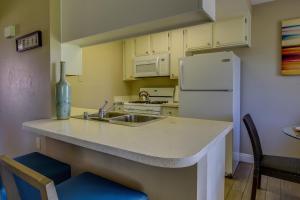 Kuchyň nebo kuchyňský kout v ubytování 2 Mi to Coachella and Stagecoach Condo with Pool