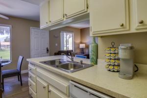 Kuchyň nebo kuchyňský kout v ubytování 2 Mi to Coachella and Stagecoach Condo with Pool