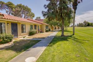 Zahrada ubytování 2 Mi to Coachella and Stagecoach Condo with Pool