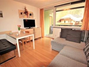 ein Wohnzimmer mit einem Sofa und einem Tisch in der Unterkunft Apartment Haus Achenstrasse-2 by Interhome in Bad Hofgastein