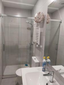 y baño con ducha, lavabo y aseo. en Habitación en Madrid, en Madrid