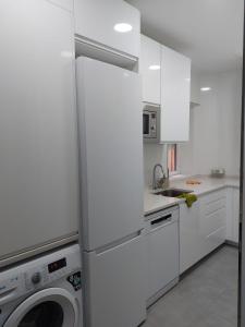 cocina blanca con lavadora y lavadora en Habitación en Madrid, en Madrid