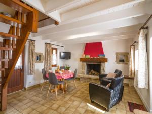 - un salon avec une table, des chaises et une cheminée dans l'établissement Holiday Home Chez Jeanne by Interhome, à Crozon