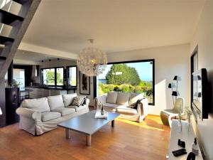 LangueuxにあるHoliday Home De La Baie - LUX100 by Interhomeのリビングルーム(白いソファ、テーブル付)