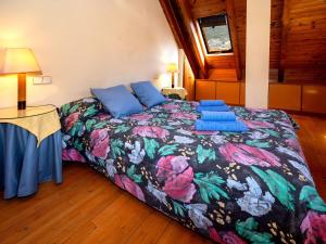 um quarto com uma cama com um edredão colorido em Apartment Herbasabina by Interhome em Pla de l'Ermita