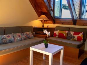 uma sala de estar com um sofá e uma mesa em Apartment Herbasabina by Interhome em Pla de l'Ermita