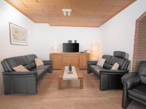 ノルトダイヒにあるApartment Nordwind by Interhomeのソファ2つとコーヒーテーブルのあるリビングルーム