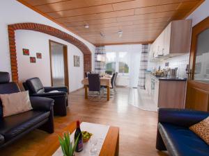 ノルトダイヒにあるApartment Nordwind by Interhomeのソファとテーブルとキッチンのあるリビングルーム +41枚の写真