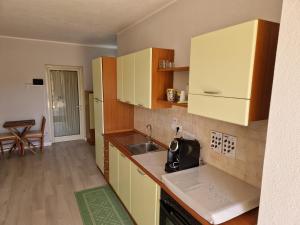 A kitchen or kitchenette at Ca'Mea