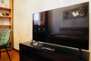 Televizorius ir (arba) pramogų centras apgyvendinimo įstaigoje Mascari Charming Suite