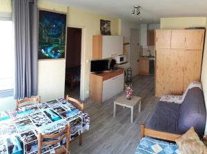 Kuchyňa alebo kuchynka v ubytovaní LE NAXOS Joli T2 proche port Mont St Martin Cap d'Agde