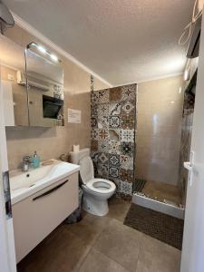 A bathroom at Villa EnaS